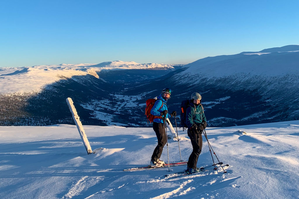 to personer på randonnee i fjellet i skjåk